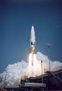 تستخدم صواريخ أطلس وقود كيروسين غير تلقائيّ الاشتعال (داسِرٌ صاروخيّ-1) مما يعطي تيَّار عادم شديد السطوع والوضوح عند دَّفع (دسْر) الصاروخ