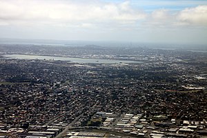 Vista aérea de Māngere Leste, com a enseada Māngere e Ōtāhuhu ao fundo (2009).