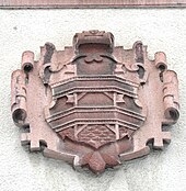 Auer Stadtwappen am ehemaligen Sparkassengebäude (Fähnchen entgegengesetzt)