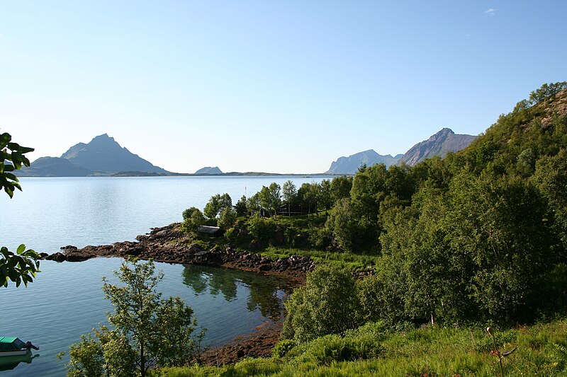 File:Auenfjorden, Øksnes.jpg