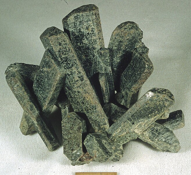 File:Augite - La Panchita Mine, Mun de La Pe, Oaxaca, Mexico.jpg