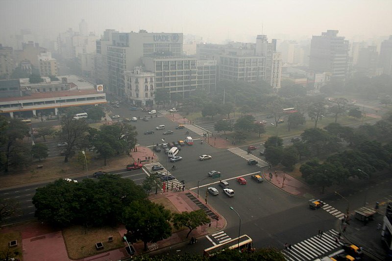 File:Avenida 9 de Julio e Independencia, bajo el humo.jpg