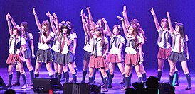 «AKB48» выступаюць на «J!-ENT LIVE»: Ацуко Маэда і Мінамі Такахашы ў цэнтры.