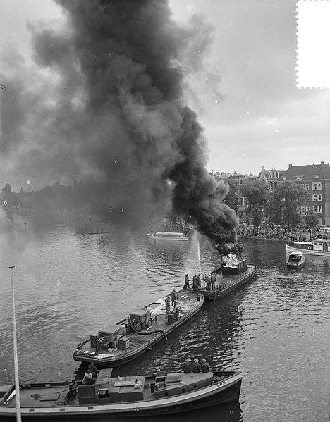 File:BB brandblusdemonstraties Amstel Amsterdam, Bestanddeelnr 907-3446.jpg