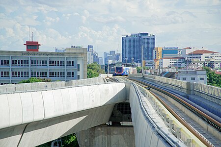 ไฟล์:BTS_Constitution_protectors_monument_-_Train_coming_from_11th_Infantry_Regiment_station.jpg