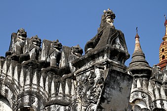 Eine Reihe von Chinthen flankieren das Dach des Ananda-Tempels in Bagan.