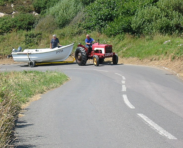 File:Baté tracteu Saint Ouën Jèrri.jpg