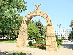 Arco en Bataisk, frente al edificio de la administración