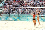 Deutsch: Beachvolleyball bei den Olympischen Jugendspielen 2018; Tag 9, 15. Oktober 2018; Mädchen, Viertelfinale: USA-Spanien 2–1 (21–19/17–21/15–9) English: Beach volleyball at the 2018 Summer Youth Olympics at 15 October 2018 – Girls Quarterfinals: USA-Spain 2–1 (21–19/17–21/15–9)