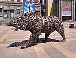 Björn, skulptur på torget av Ara Alejkan, 2016