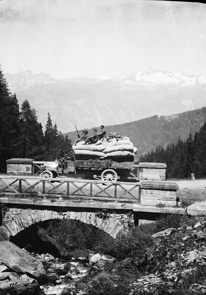 File:Beladener Militärlastwagen auf der Simplonstrasse - CH-BAR - 3236929.tif