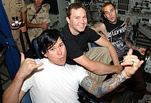 Tom DeLonge, Mark Hoppus, dan Travis Barker mengunjungi AL Amerika Serikat yang berlabuh di Manama, Bahrain pada Agustus 2003