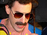 Sacha Baron Cohen, caracterizado como Borat.