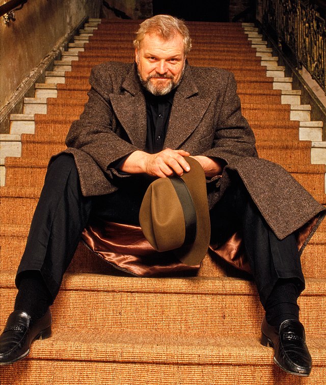 https://upload.wikimedia.org/wikipedia/commons/thumb/9/90/Brian_Dennehy%2C_actor%2C_Majestic_Theater%2C_N.Y.jpg/640px-Brian_Dennehy%2C_actor%2C_Majestic_Theater%2C_N.Y.jpg