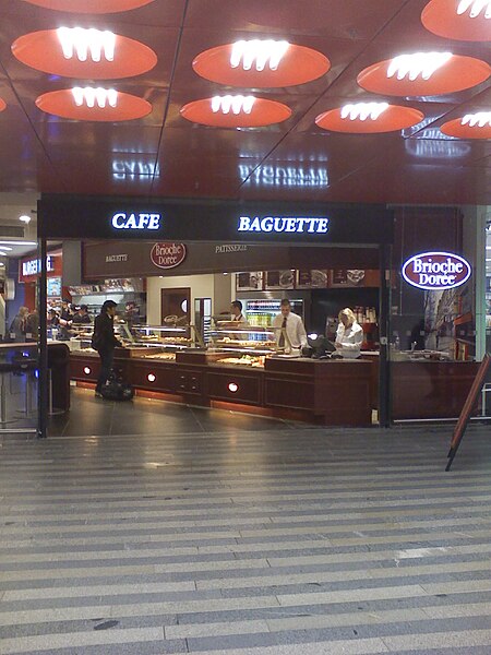 File:Brioche dorée prague central station.jpg