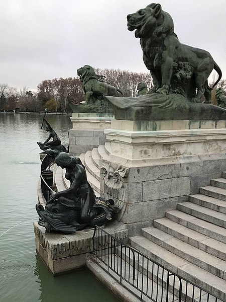 File:Bronzefiguren im Retiro-Park 2018 Madrid.jpeg