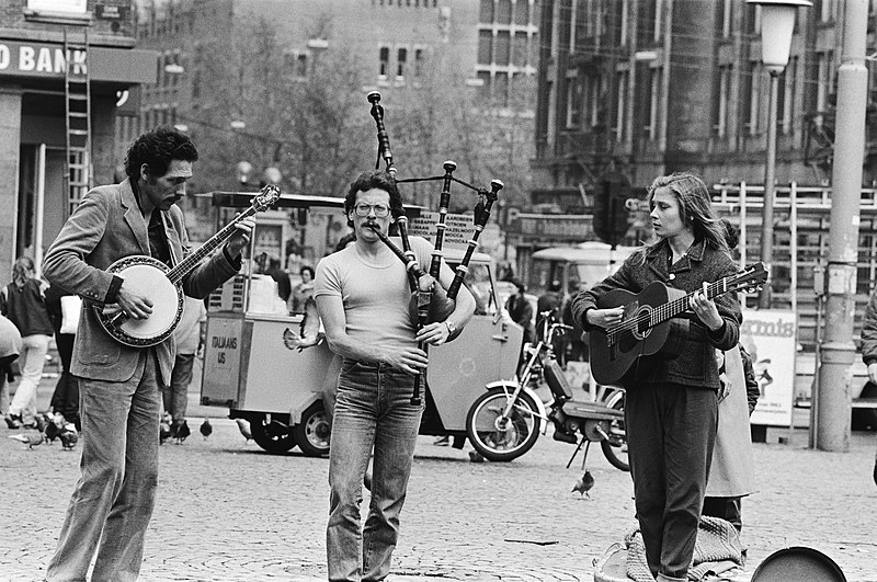 File:Buitenlandse straatmuzikanten met doedelzak en gitaar in Amsterdam, Bestanddeelnr 932-5953.jpg