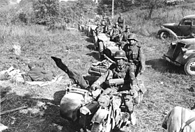 Bundesarchiv Bild 101I-054-1525-09, Frankreich, Kolonne von Kradfahrern mit Beiwagen.jpg