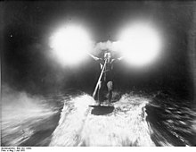 An unusual application of magnesium as an illumination source while wakeskating in 1931 Bundesarchiv Bild 102-12062, Wasserreiter mit Magnesiumfackeln.jpg