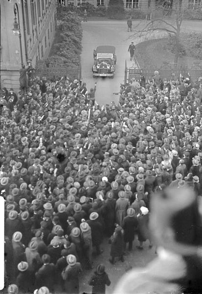 File:Bundesarchiv Bild 102-15347, Berlin, Ernennung Adolf Hitlers zum Reichskanzler.jpg