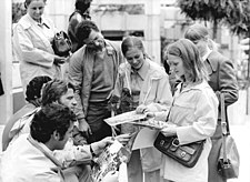 Bundesarchiv Bild 183-L0902-0219, München, Olympiade, DDR-Turnerinnen.jpg