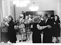 Bundesarchiv Bild 183-P1225-0016, Berlin, Heiligabend, Feier für alleinstehende Rentner.jpg