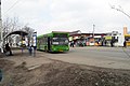 Un autobús en una estación en Derjachí