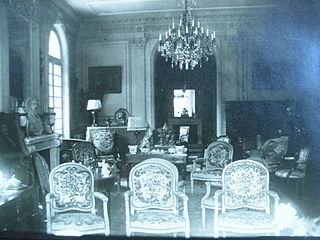 Salon richement meublé au début du XXe siècle.