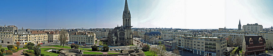 Panorama depuis le château de Caen : ville reconstruite et ville ancienne. De gauche à droite sur la photo : la nouvelle synagogue, l'église Saint-Pierre, hôtel d'Escoville, clocher de l'église Saint-Sauveur, maison des Quatrans.