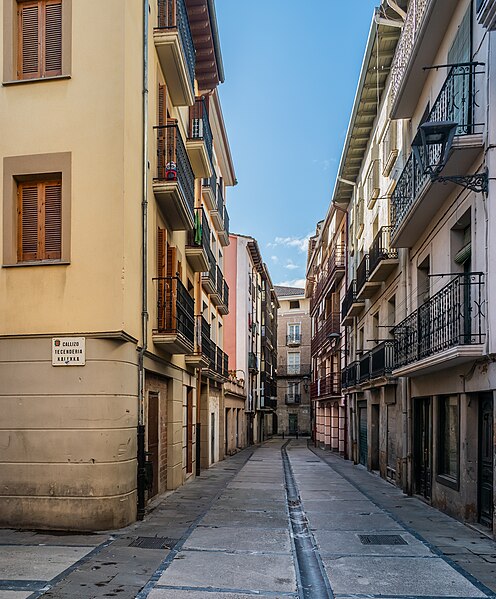 File:Calle Carpinteria in Estella-Lizarra (2).jpg