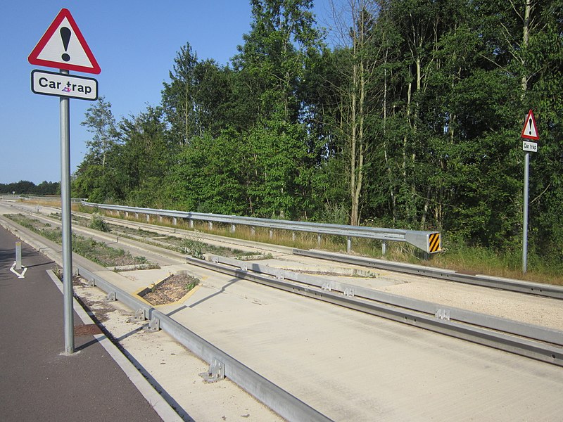 File:Car traps on Cambridgeshire Guided Busway.JPG