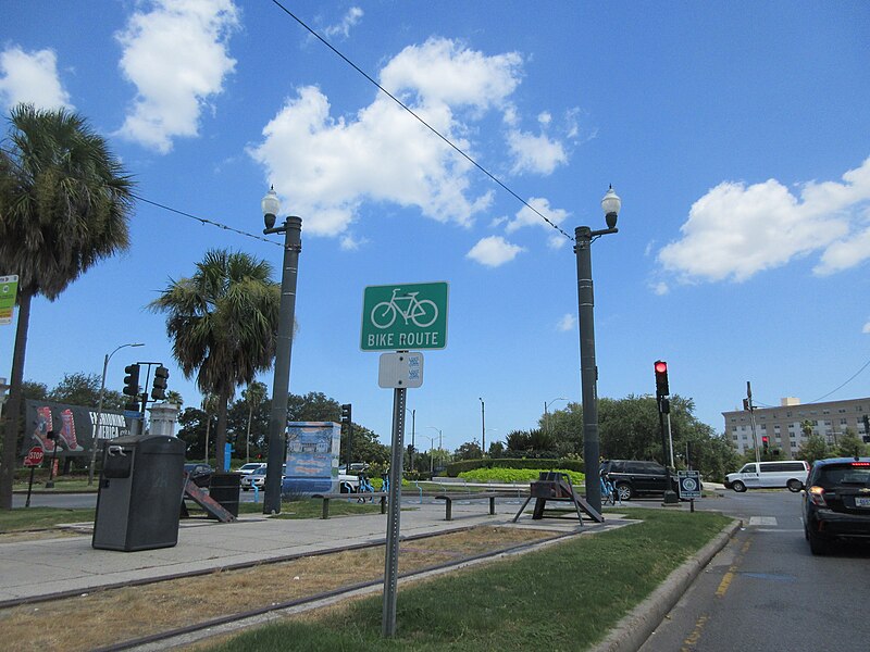 File:Carrollton Avenue, Mid-City New Orleans 11 August 2023 - by head of Esplanade.jpg