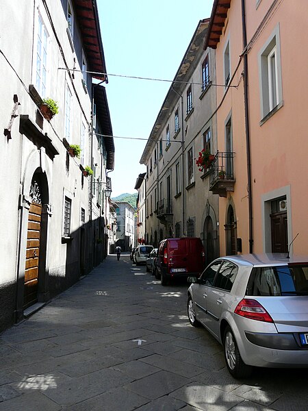 File:Castiglione di Garfagnana-centro storico1.jpg