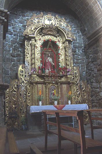 A side altar in Juli Cathedral Catedral de Juli Altar lateral.jpg