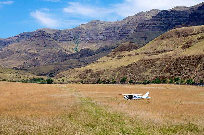 File:Cessna U206F at Dug Bar airstrip on Snake River.jpg