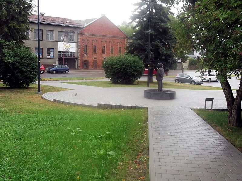 File:Chaim Frenkel monument in Shiauliai, Lithuania, in a rainy day 02.jpg