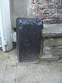 Borne en pierre située à l'angle de la rue des Gardes et de la rue de France[14].