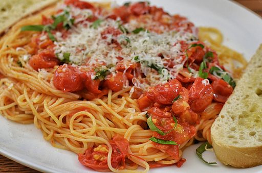 Cherry tomatoes on pasta (14530170849)