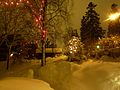 Luci di Natale in un paesaggio innevato della Finlandia