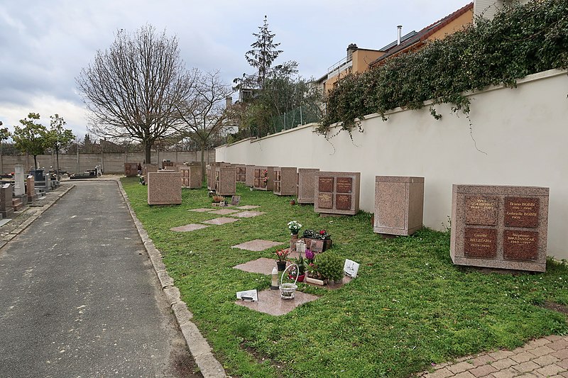 File:Cimetière Voltaire Suresnes, columbarium.jpg