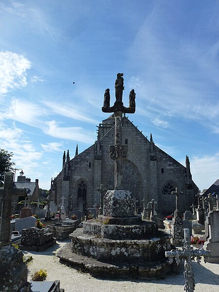 File:Cimetière et l' Église Saint-Ronan à Locronan..jpg