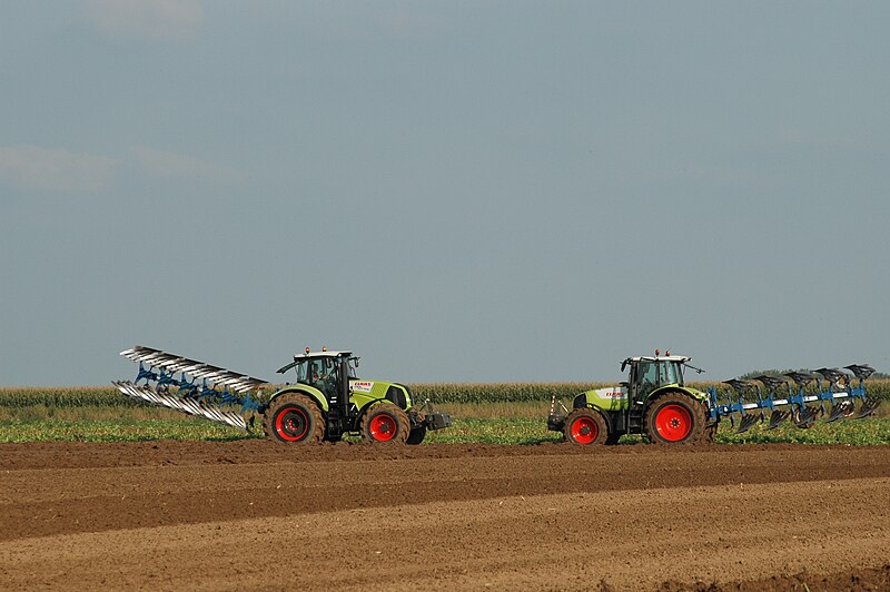 File:Claas tractors with ploughs at Werktuigendagen 2007.jpg