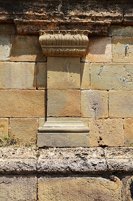 ไฟล์:Colonnade - Buddhist stupa Mankiala, Rawalpindi.jpg