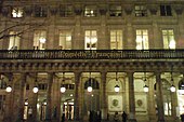 Façade de la Comédie Française en soirée.