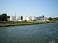 Les cuves de carburants de la ZA du Maresquier sur la rive ouest du Canal de Caen à la mer, entre Bénouville et Ouistreham. Ces cuves sont alimentées par un pipe-line en provenance du Havre. Elles fournissent toute la Basse-Normandie en carburant.