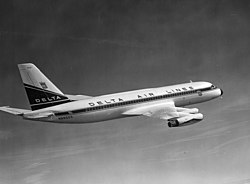 A Delta Air Lines 880-asa repülés közben röviddel az átvétel után. A Delta volt az ügyfele a típusnak, és a második legnagyobb flottával rendelkezett a TWA után.