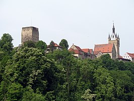Uitzicht op Bad Wimpfen gezien vanaf de Neckar Brücke met links de Roter Turm en rechts de Blauer Turm
