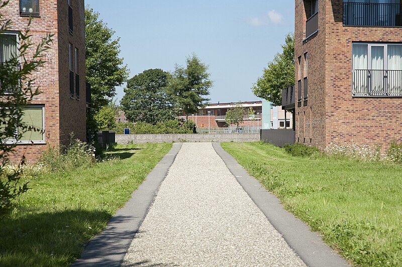 File:Daar waar het tracé van de Romeinse weg loopt, is de bebouwing onderbroken--Categorie A - Utrecht - 20529033 - RCE.jpg