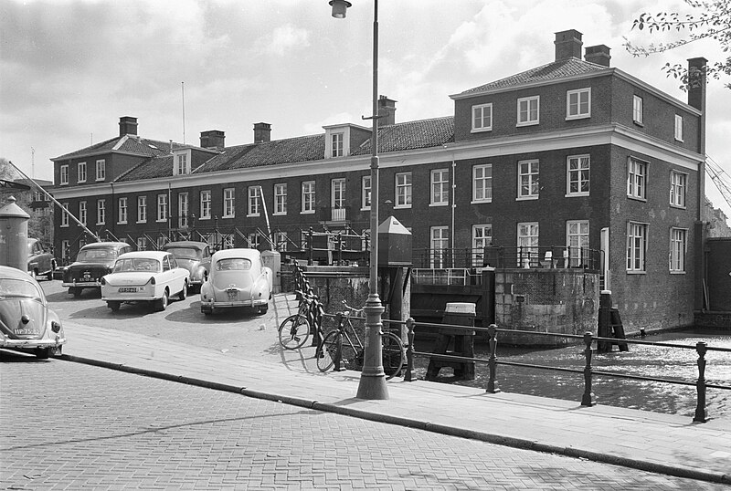 File:Dak gezien van Nieuwe Herengracht - Amsterdam - 20011325 - RCE.jpg