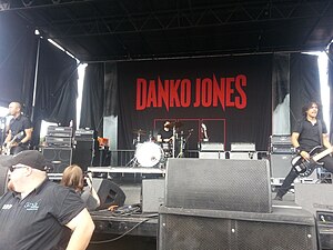 Danko Jones im Jahr 2013. L - R: Danko Jones, Rich Knox und John Calabrese